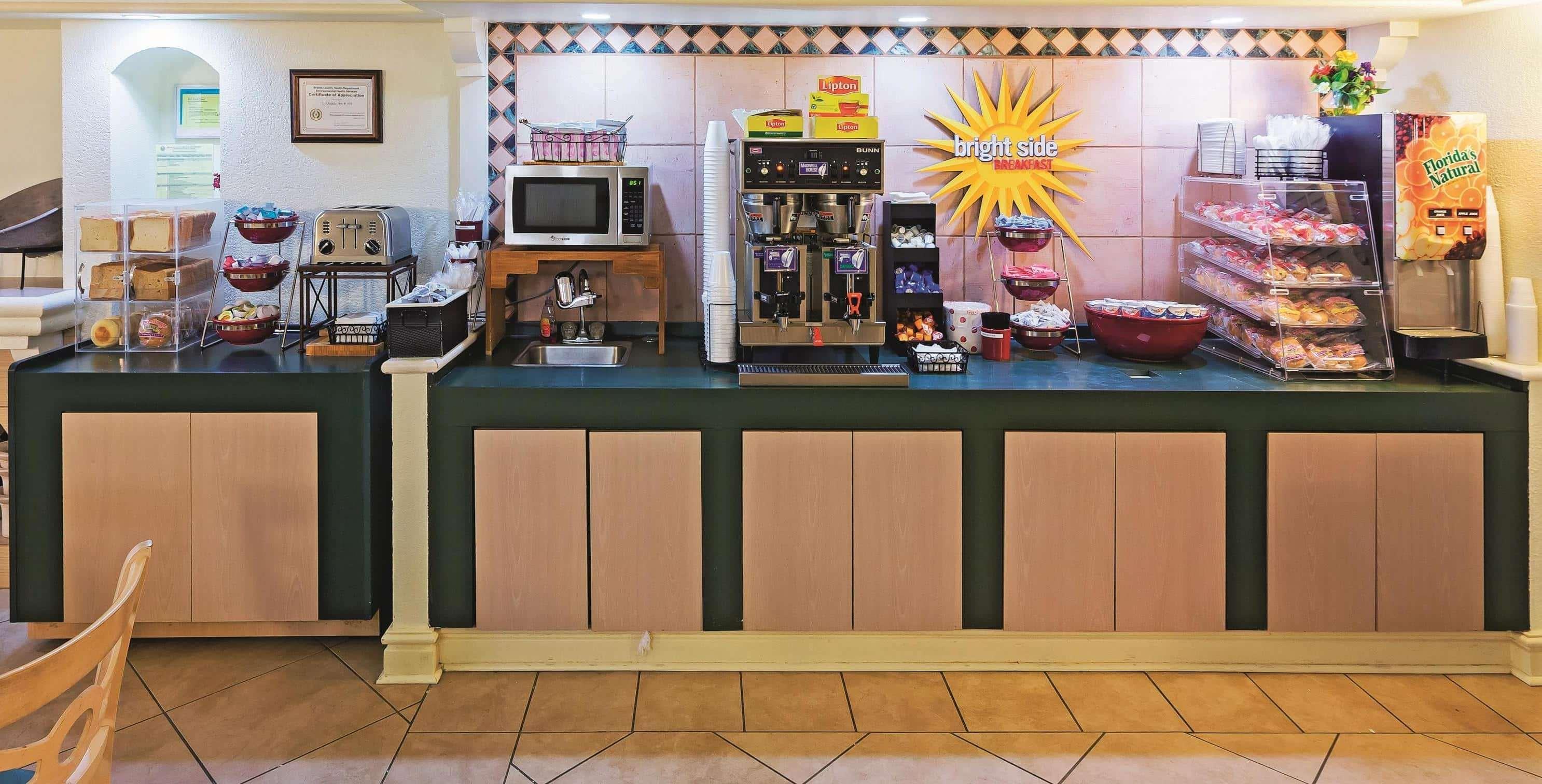 קולג' סטיישן Rodeway Inn מראה חיצוני תמונה