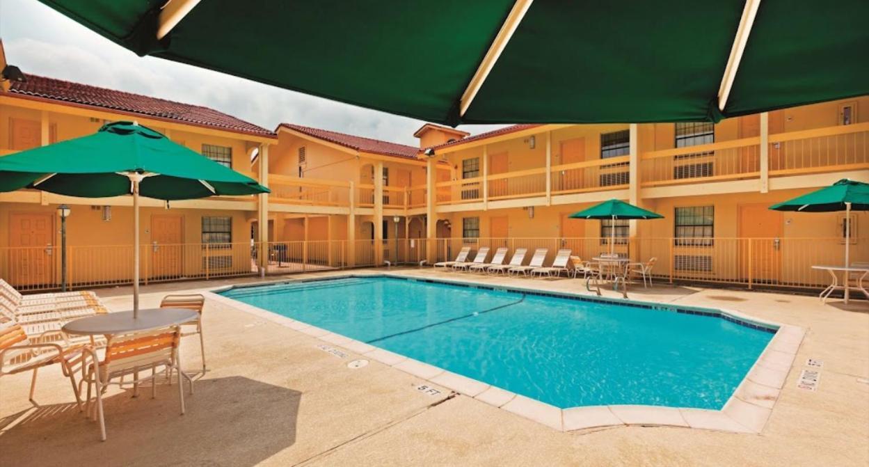 קולג' סטיישן Rodeway Inn מראה חיצוני תמונה